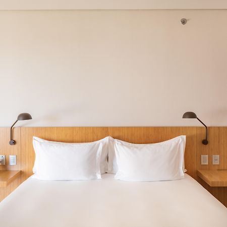 B Hotel 巴西利亚 外观 照片 A bed with two pillows