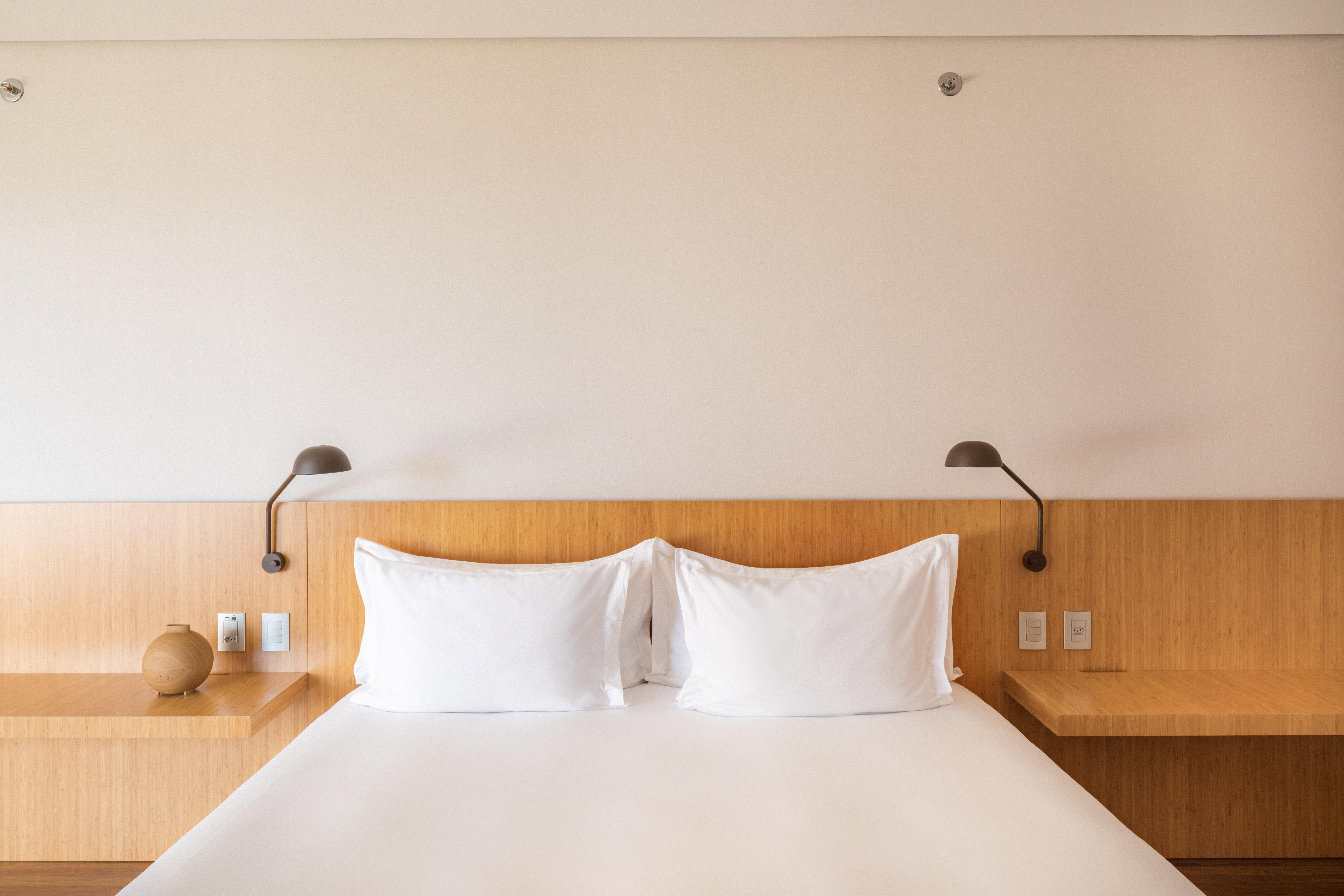 B Hotel 巴西利亚 外观 照片 A bed with two pillows
