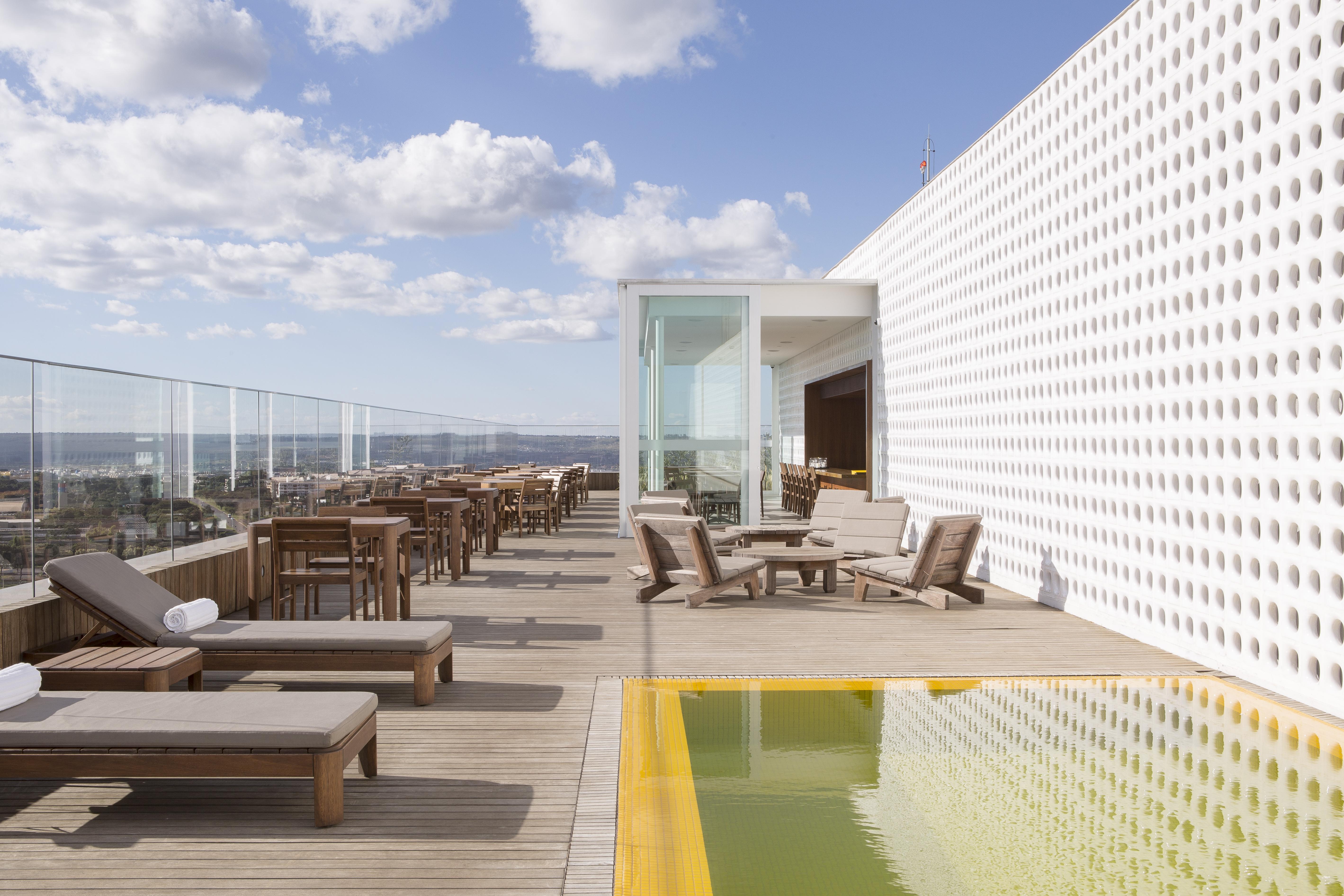 B Hotel 巴西利亚 外观 照片 The rooftop pool at the hotel